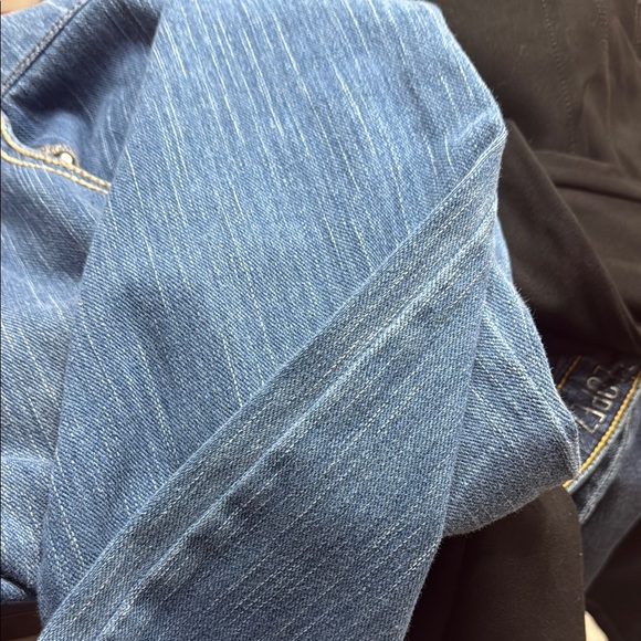 Belle by Kim Gravel Regular Flexibelle Tulip Pocket Jeans Light Wash - Picture 4 of 6